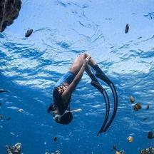 eine Frau schwimmt mit Aqua im Wasser