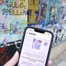 คนถือโทรศัพท์มือถืออยู่ในมือ