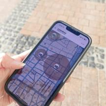 una mano che tiene un cellulare con una foto sopra