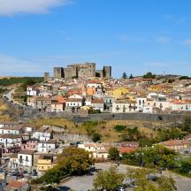 una città su una collina con un castello sullo sfondo