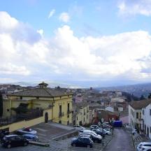 una città con auto parcheggiate in un parcheggio