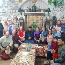 un grup de persones posant per a una foto en una habitació