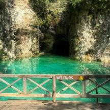 un rètol davant d'una bassa d'aigua blava