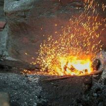 особа која користи клешта изнад ватре
