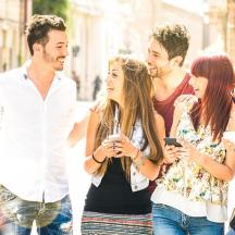 eine Gruppe von Menschen, die die Straße entlang gehen
