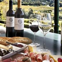 ein Tisch mit zwei Gläsern Wein und Essen