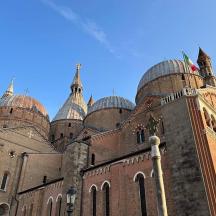 un gran edifici amb cúpules a sobre