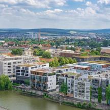 una vista aerea di una città con un fiume e degli edifici