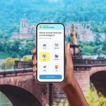 una persona sosteniendo un teléfono celular frente a un puente