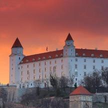 zamek na szczycie wzgórza z zachodem słońca