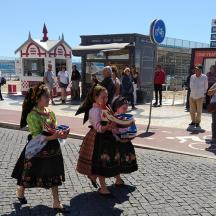 Zwei junge Mädchen stehen auf einer Straße