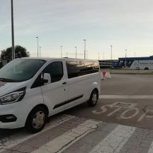 biela dodávka zaparkovaná na parkovisku
