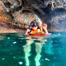 oseba v vodi med pogovorom po mobilnem telefonu