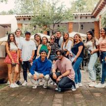 Un grupo de personas posando para una foto frente a una casa.