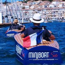 zwei Personen in einem Boot mit einer Flagge auf dem Wasser