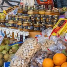 eine Auslage mit Obst und Gemüse auf einem Markt