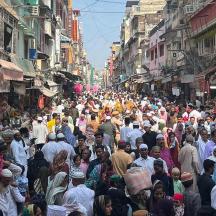 una gran multitud de gent caminant per un carrer concorregut