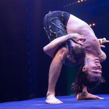 un uomo è sdraiato sulla schiena su un palco