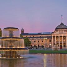 ein großes Gebäude mit einem Brunnen vor einem Gebäude