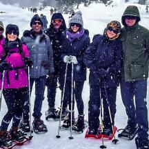 un grup de persones posant per a una foto a la neu
