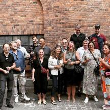 un grup de persones dempeus davant d'un edifici de maó