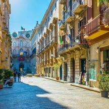 un carrer buit en una ciutat amb edificis