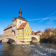 ein Gebäude auf einer Brücke über einen Fluss
