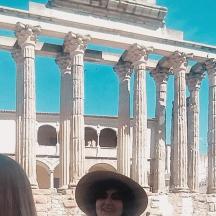 un grup de persones dempeus davant d'un edifici
