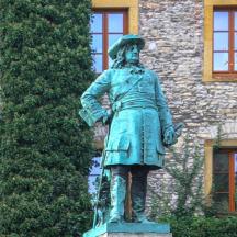 una estàtua d'un home dret davant d'un edifici