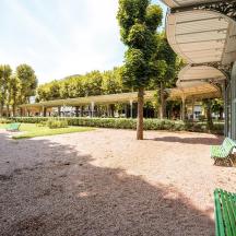 una filera de bancs verds en un parc
