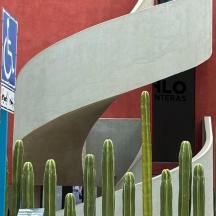 Una escultura de cactus frente a un edificio.