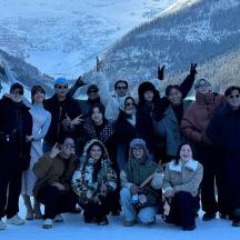 bir dağın önünde fotoğraf çektiren bir grup insan