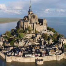 เกาะกลางน้ำที่มีปราสาทขนาดใหญ่