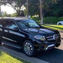 ein schwarzer SUV, der am Straßenrand geparkt ist