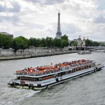 un gruppo di persone su una barca nel fiume