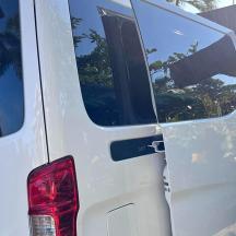 ein weißer Lieferwagen mit offener Hintertür