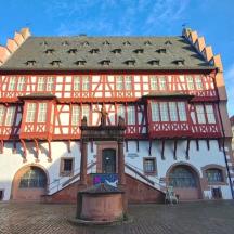 un bâtiment orange et blanc avec un toit noir