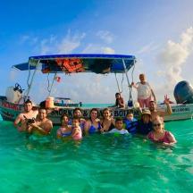 un groupe de personnes dans l'eau sur un bateau