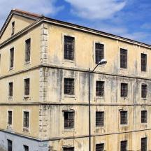 un vecchio edificio sul lato di una strada