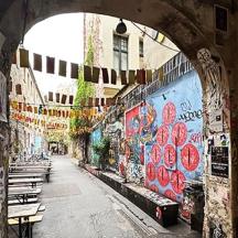 alejka z graffiti na ścianach budynku