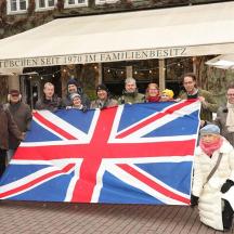 eine Gruppe von Menschen, die eine große britische Flagge halten