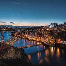 un pont sobre un riu amb una ciutat de nit