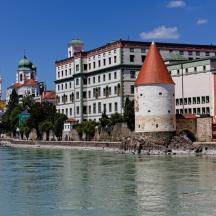 ein Gebäude mit einem Turm neben einem Gewässer