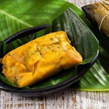 緑の葉の上に食べ物が乗った皿