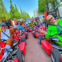 een groep mensen die in een auto rijden