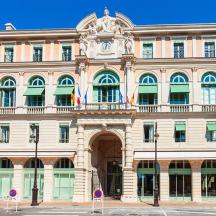 un grande edificio con un orologio in cima