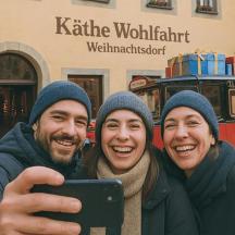 tres persones fent-se una foto amb un telèfon mòbil