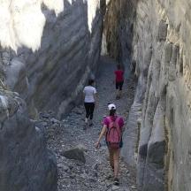 un grupo de personas caminando por un cañón rocoso