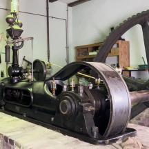 een oude naaimachine op een tafel