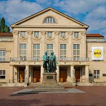 en stor bygning med en statue foran seg